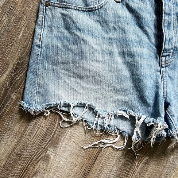 Madewell Relaxed Denim Shorts in Rosemount Wash: Destroyed Hem Edition - Picture 4 of 10